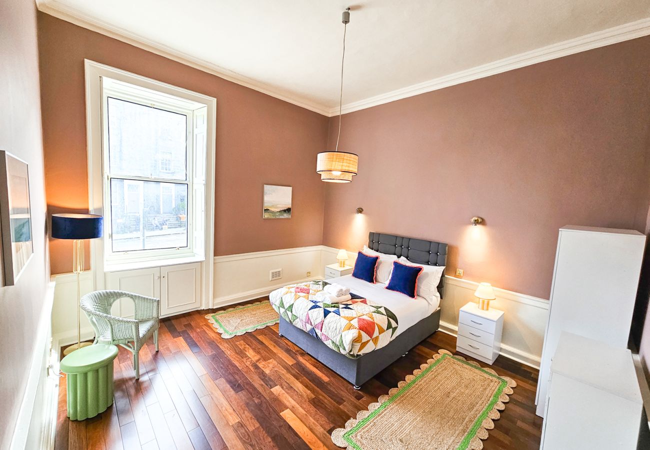 Apartment in Edinburgh - Spacious 2 Bedroom Apartment in the heart of New Town 