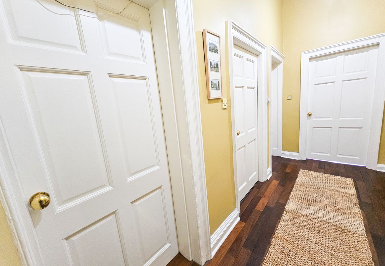 Apartment in Edinburgh - Spacious 2 Bedroom Apartment in the heart of New Town 