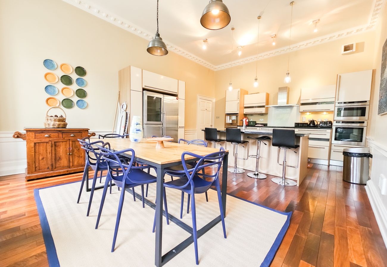 Apartment in Edinburgh - Spacious 2 Bedroom Apartment in the heart of New Town 