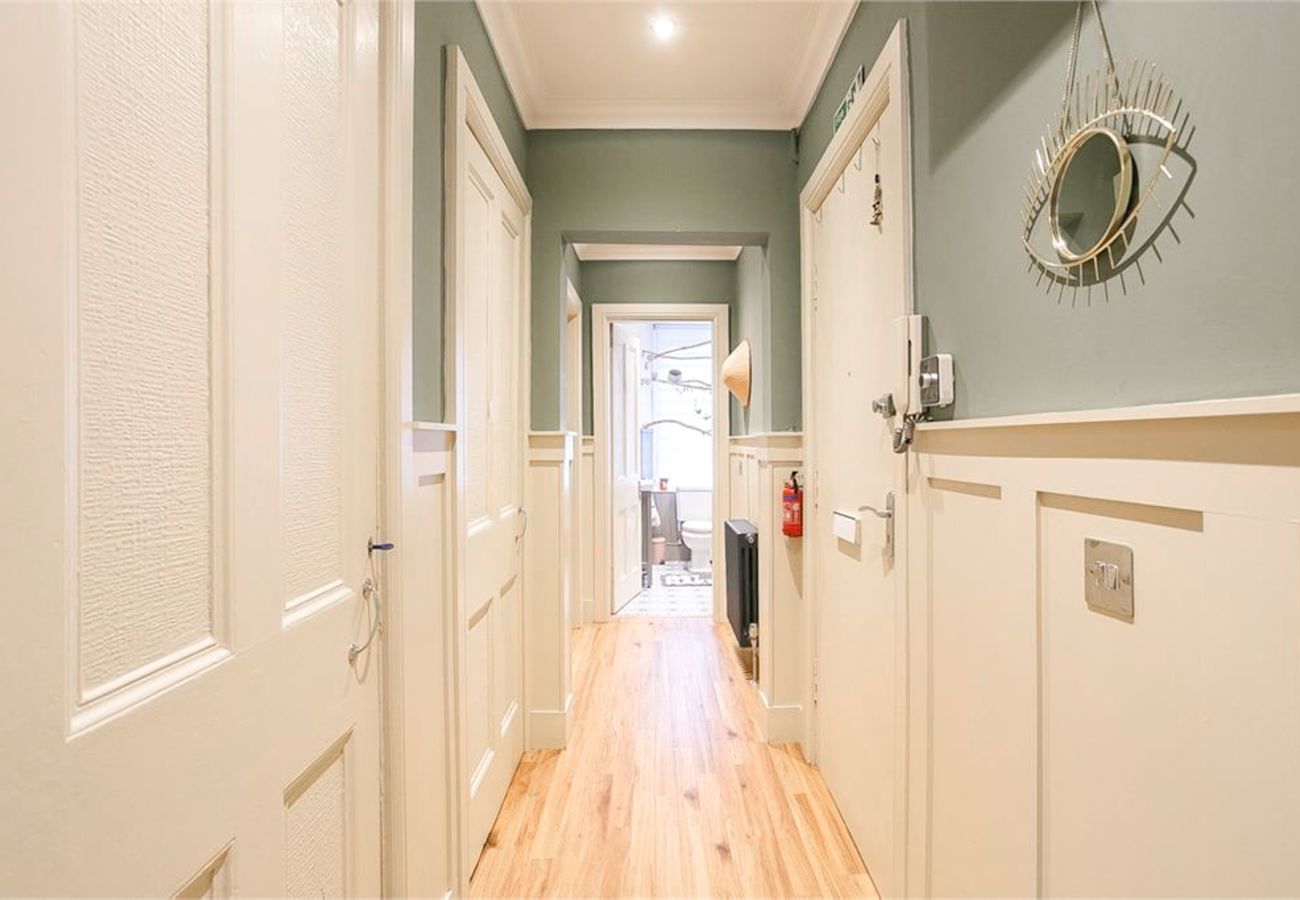 Apartment in Edinburgh - Charming 1 Bedroom in Edinburgh's West End