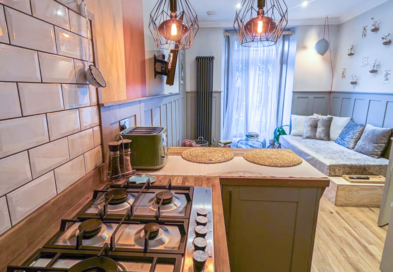 Apartment in Edinburgh - Charming 1 Bedroom in Edinburgh's West End