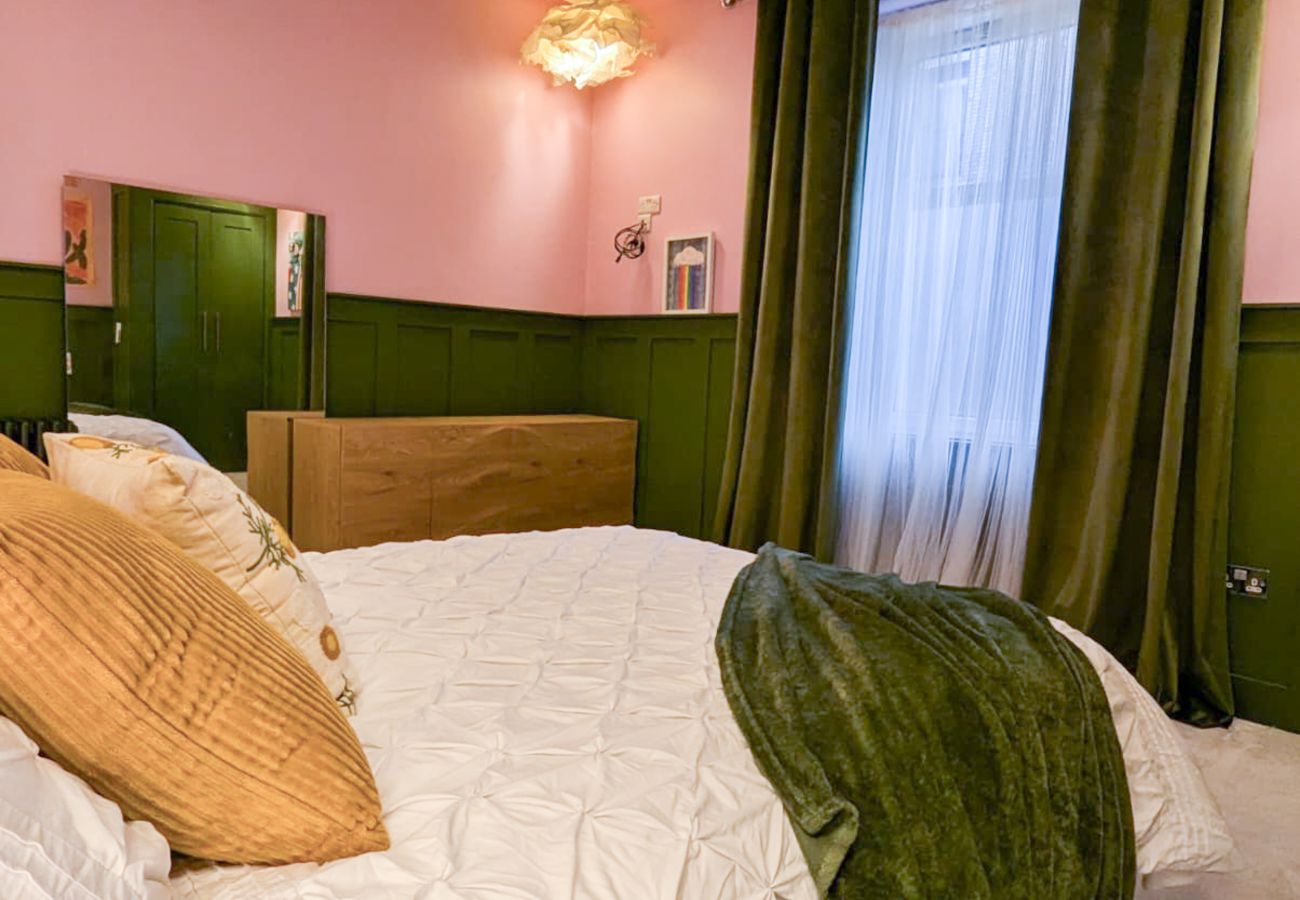 Apartment in Edinburgh - Charming 1 Bedroom in Edinburgh's West End