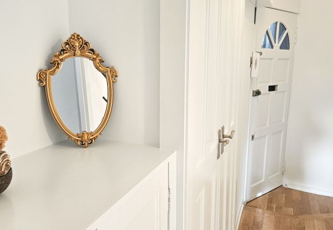 Apartment in Edinburgh - Royal Mile - Bright 2 Bedroom Apartment   Apartment in Edinburgh - Royal Mile - Bright 2 Bedroom Apartment