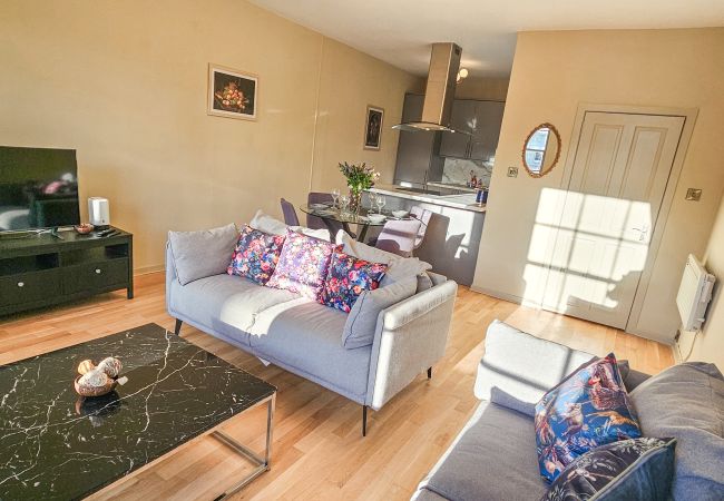 Apartment in Edinburgh - Royal Mile - Bright 2 Bedroom Apartment   Apartment in Edinburgh - Royal Mile - Bright 2 Bedroom Apartment