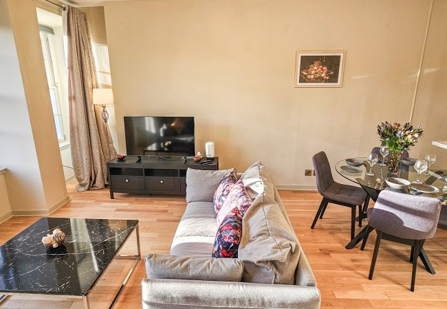 Apartment in Edinburgh - Royal Mile - Bright 2 Bedroom Apartment   Apartment in Edinburgh - Royal Mile - Bright 2 Bedroom Apartment