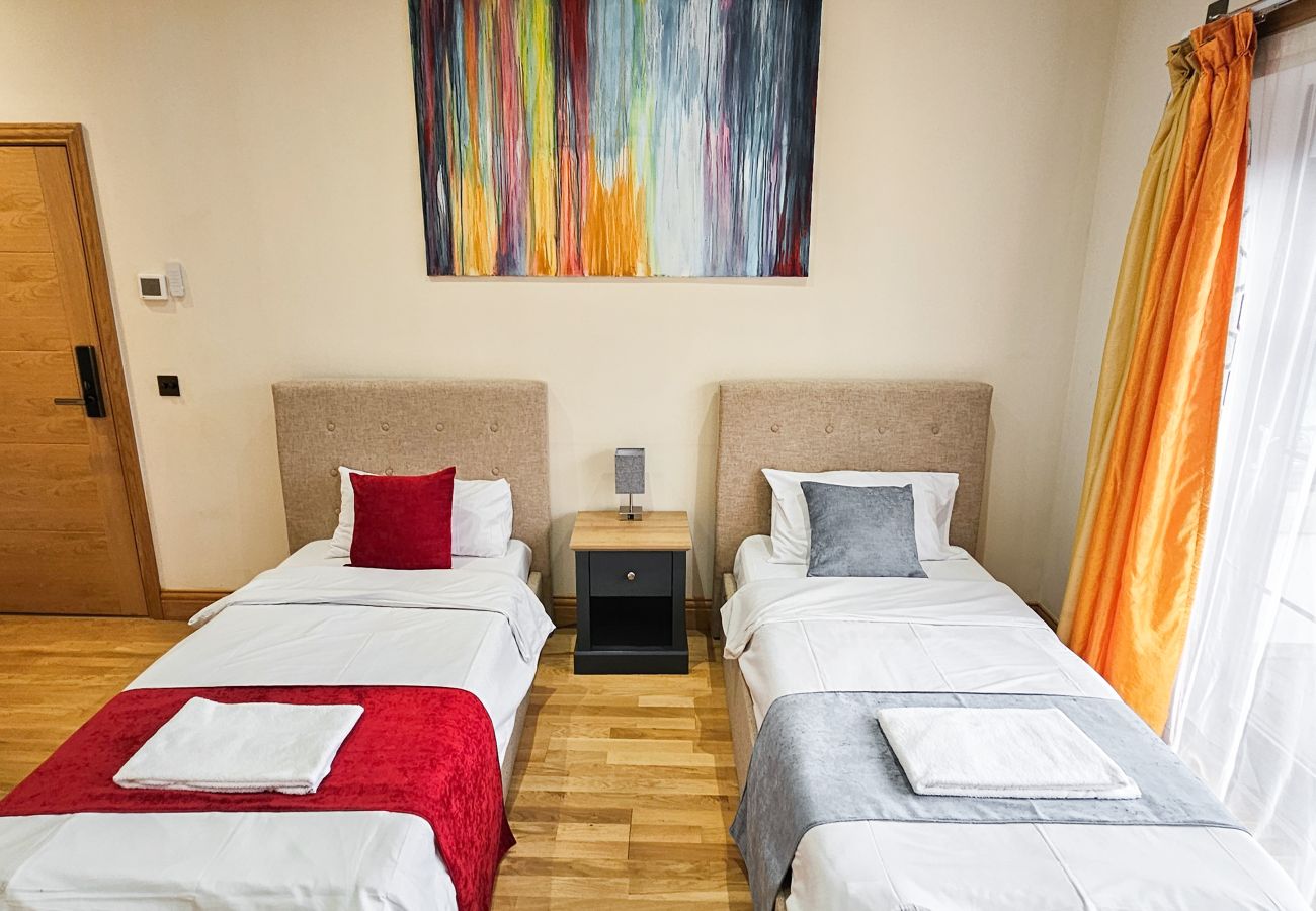 House in Tranent - St Martins 12 Bedroom House with Gym & Hot Tub - Tranent 