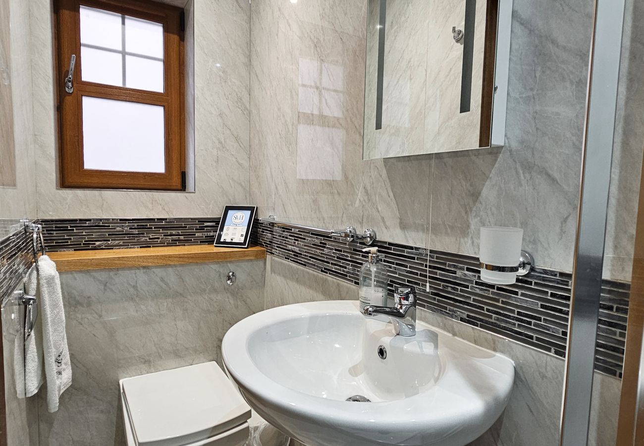 House in Tranent - St Martins 12 Bedroom House with Gym & Hot Tub - Tranent 