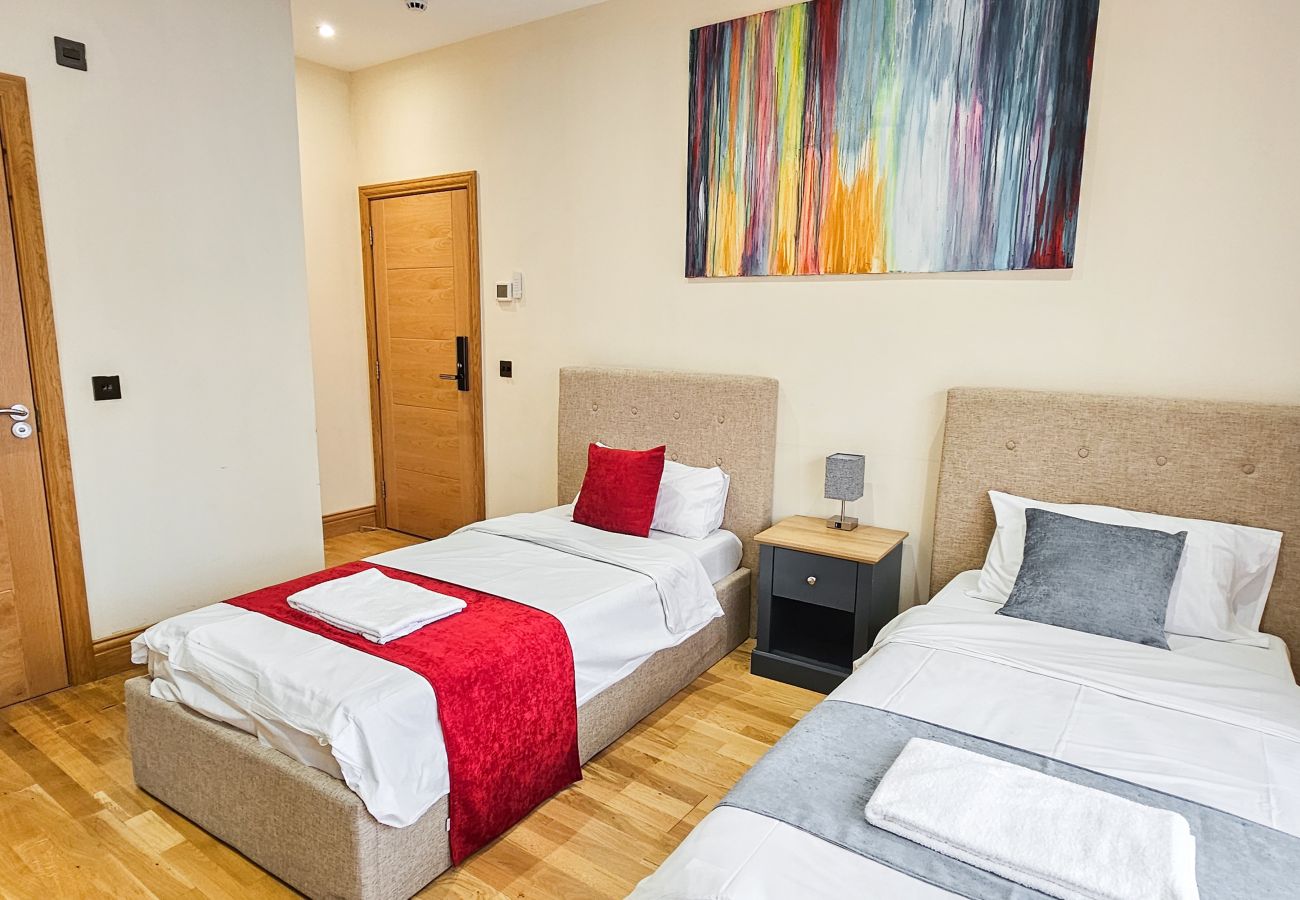 House in Tranent - St Martins 12 Bedroom House with Gym & Hot Tub - Tranent 