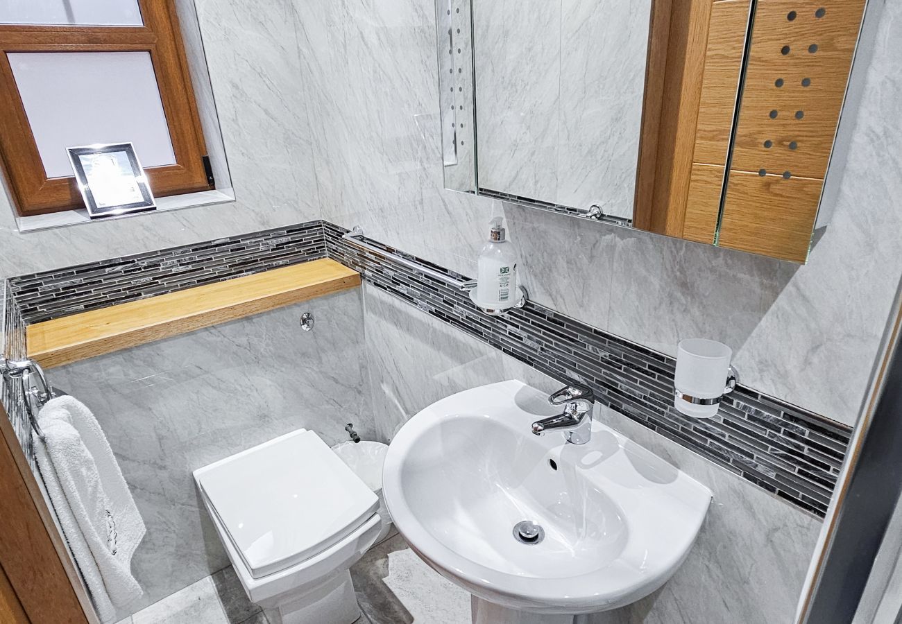 House in Tranent - St Martins 12 Bedroom House with Gym & Hot Tub - Tranent 