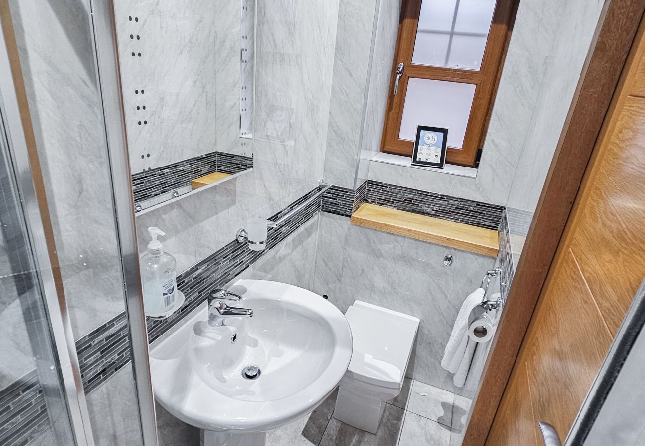 House in Tranent - St Martins 12 Bedroom House with Gym & Hot Tub - Tranent 