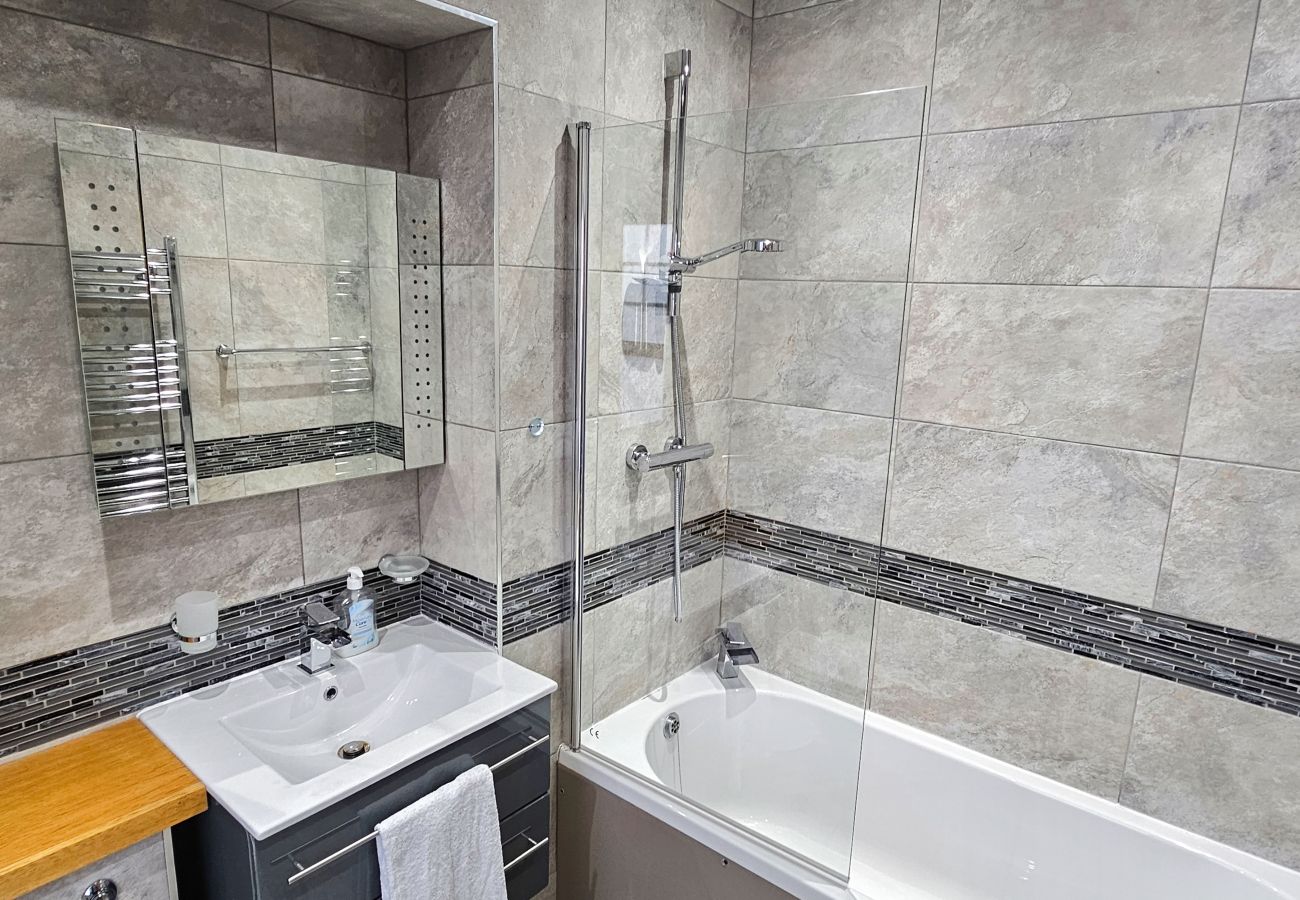 House in Tranent - St Martins 12 Bedroom House with Gym & Hot Tub - Tranent 