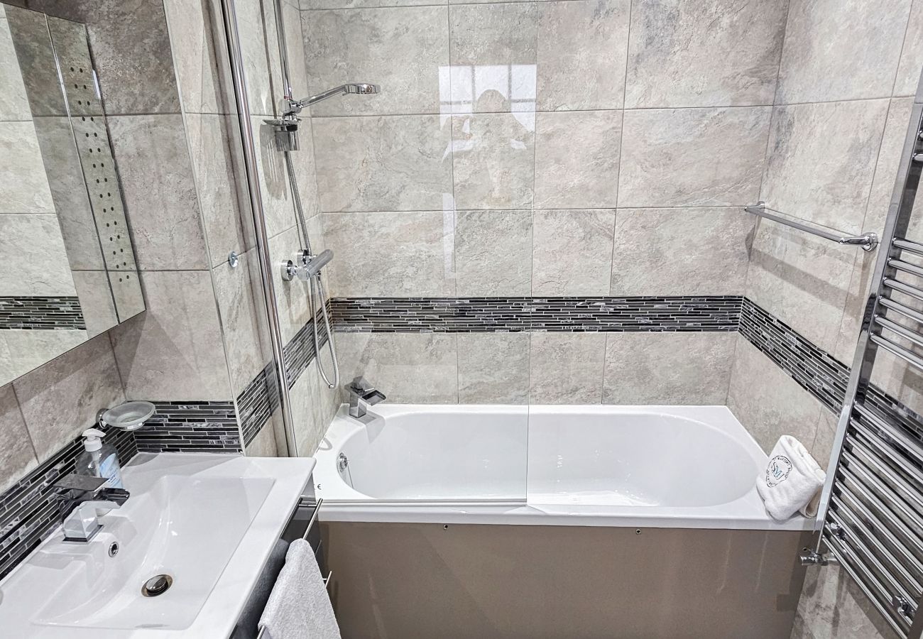 House in Tranent - St Martins 12 Bedroom House with Gym & Hot Tub - Tranent 