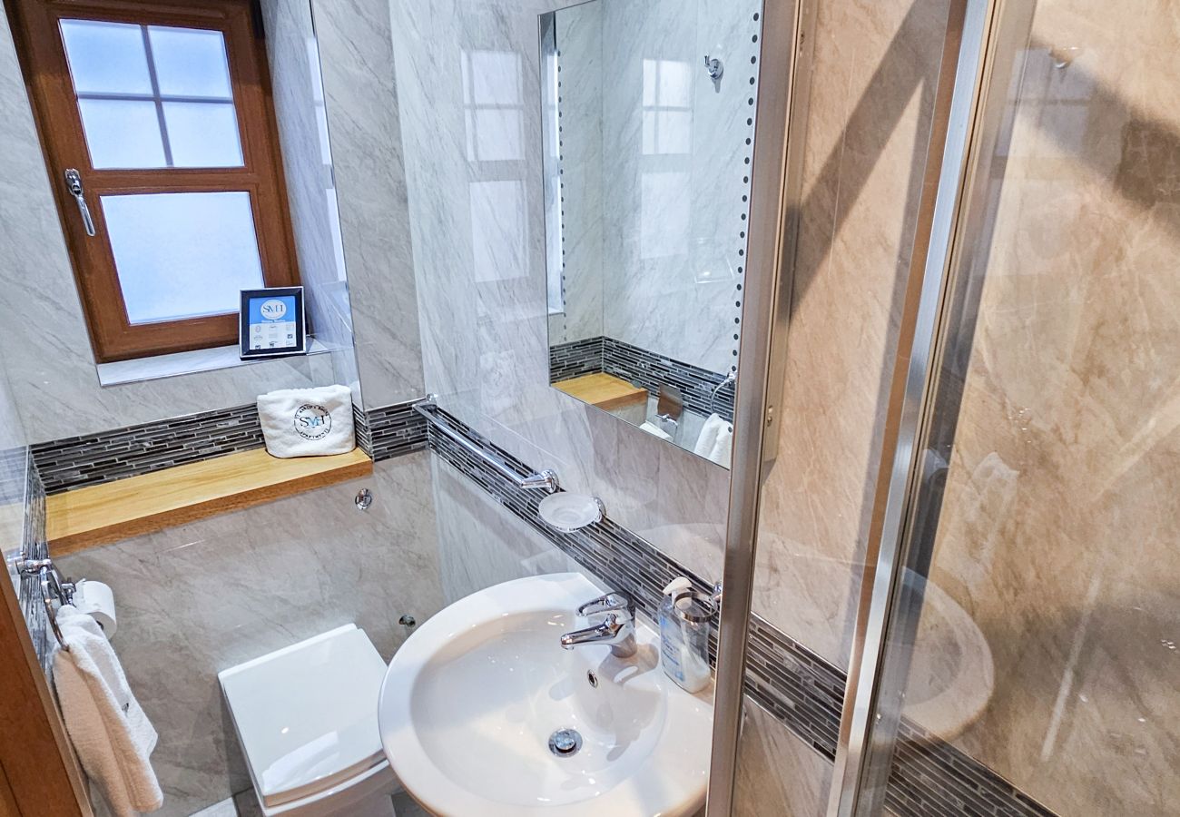 House in Tranent - St Martins 12 Bedroom House with Gym & Hot Tub - Tranent 