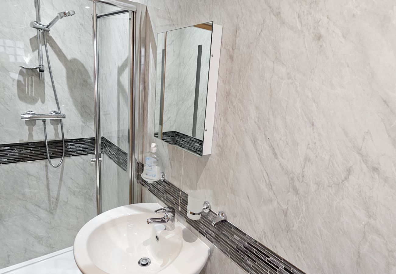 House in Tranent - St Martins 12 Bedroom House with Gym & Hot Tub - Tranent 