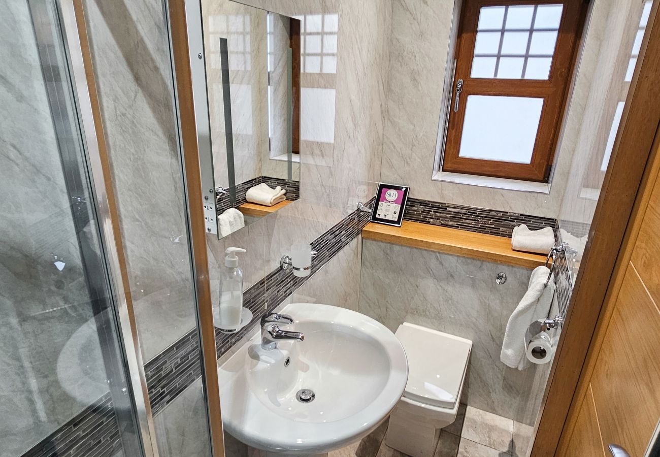 House in Tranent - St Martins 12 Bedroom House with Gym & Hot Tub - Tranent 