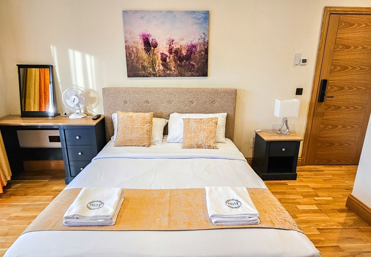 House in Tranent - St Martins 12 Bedroom House with Gym & Hot Tub - Tranent 