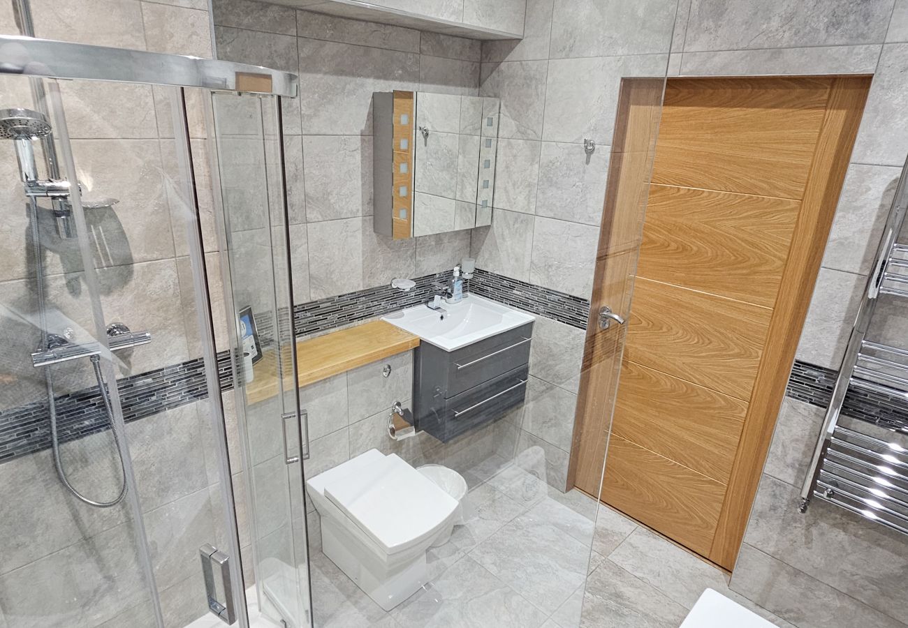 House in Tranent - St Martins 12 Bedroom House with Gym & Hot Tub - Tranent 
