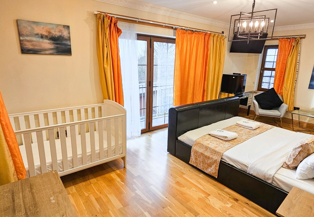 House in Tranent - St Martins 12 Bedroom House with Gym & Hot Tub - Tranent 