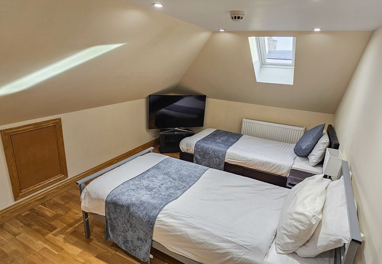House in Tranent - St Martins 12 Bedroom House with Gym & Hot Tub - Tranent 