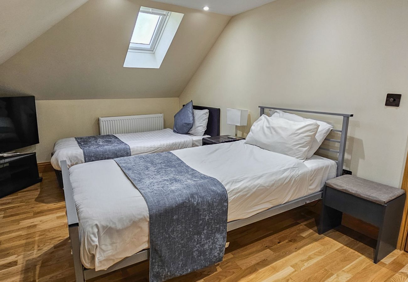 House in Tranent - St Martins 12 Bedroom House with Gym & Hot Tub - Tranent 