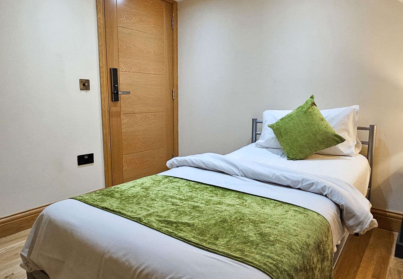 House in Tranent - St Martins 12 Bedroom House with Gym & Hot Tub - Tranent 