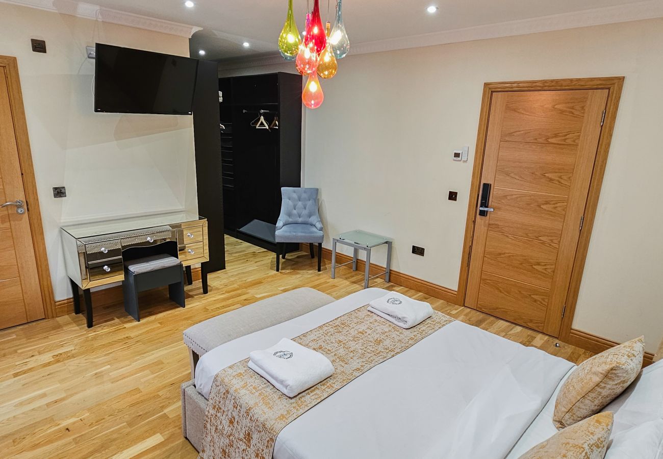 House in Tranent - St Martins 12 Bedroom House with Gym & Hot Tub - Tranent 