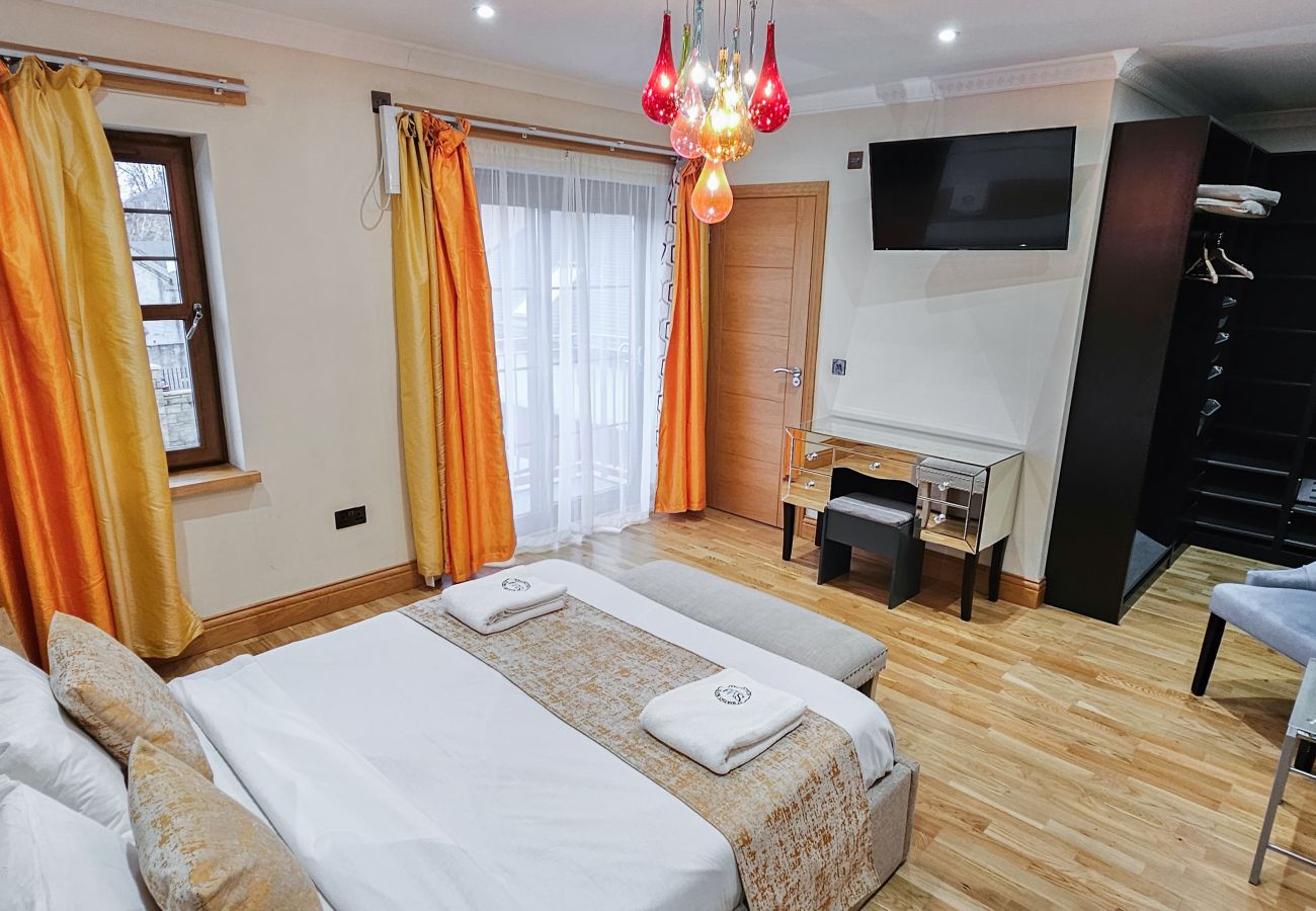 House in Tranent - St Martins 12 Bedroom House with Gym & Hot Tub - Tranent 