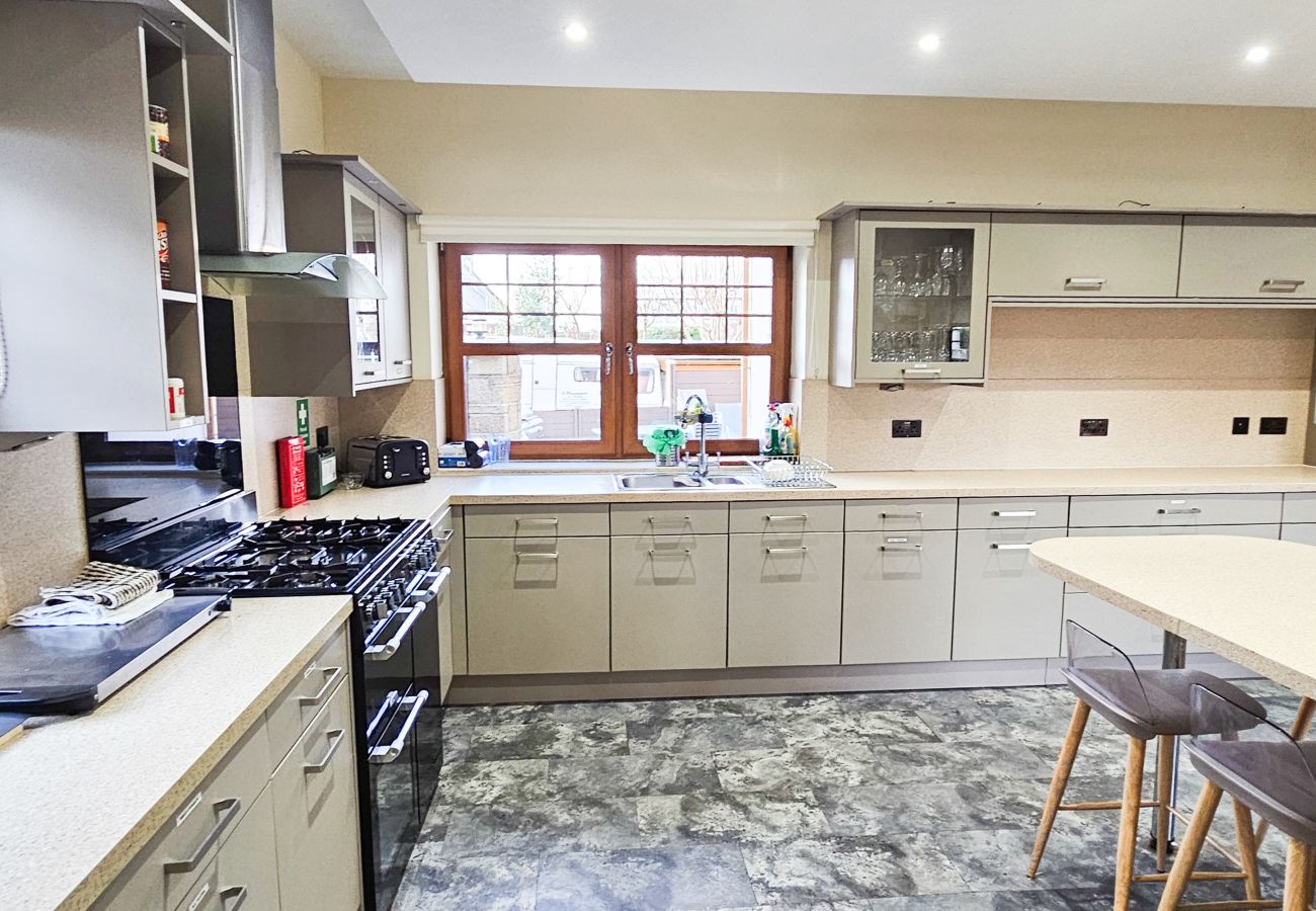 House in Tranent - St Martins 12 Bedroom House with Gym & Hot Tub - Tranent 