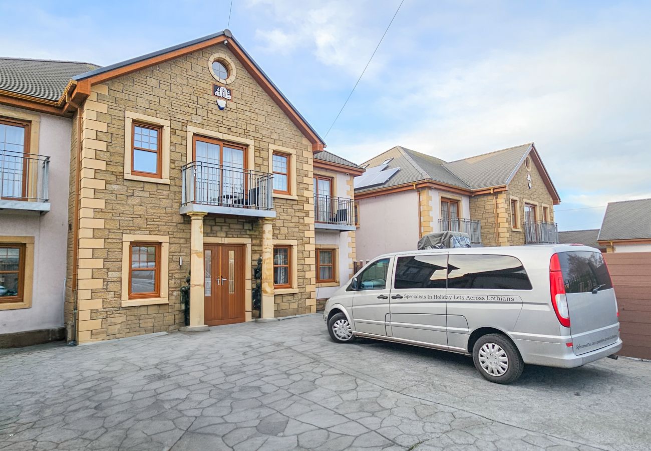 House in Tranent - St Martins 12 Bedroom House with Gym & Hot Tub - Tranent 