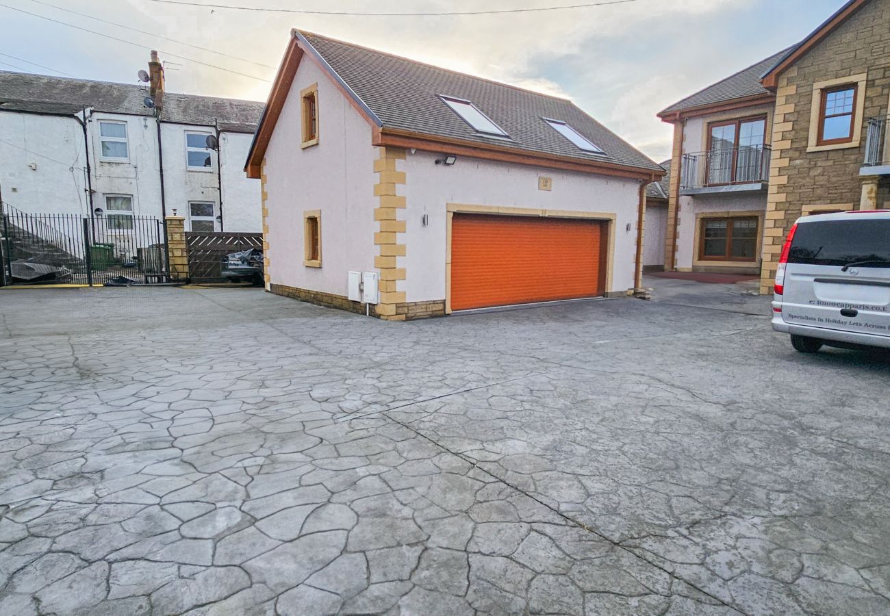 House in Tranent - St Martins 12 Bedroom House with Gym & Hot Tub - Tranent 