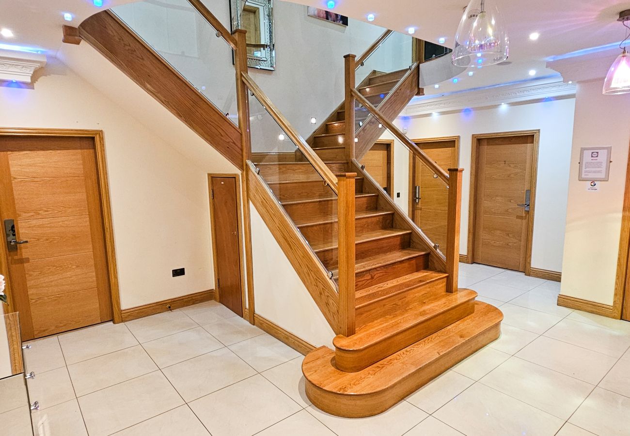 House in Tranent - St Martins 12 Bedroom House with Gym & Hot Tub - Tranent 