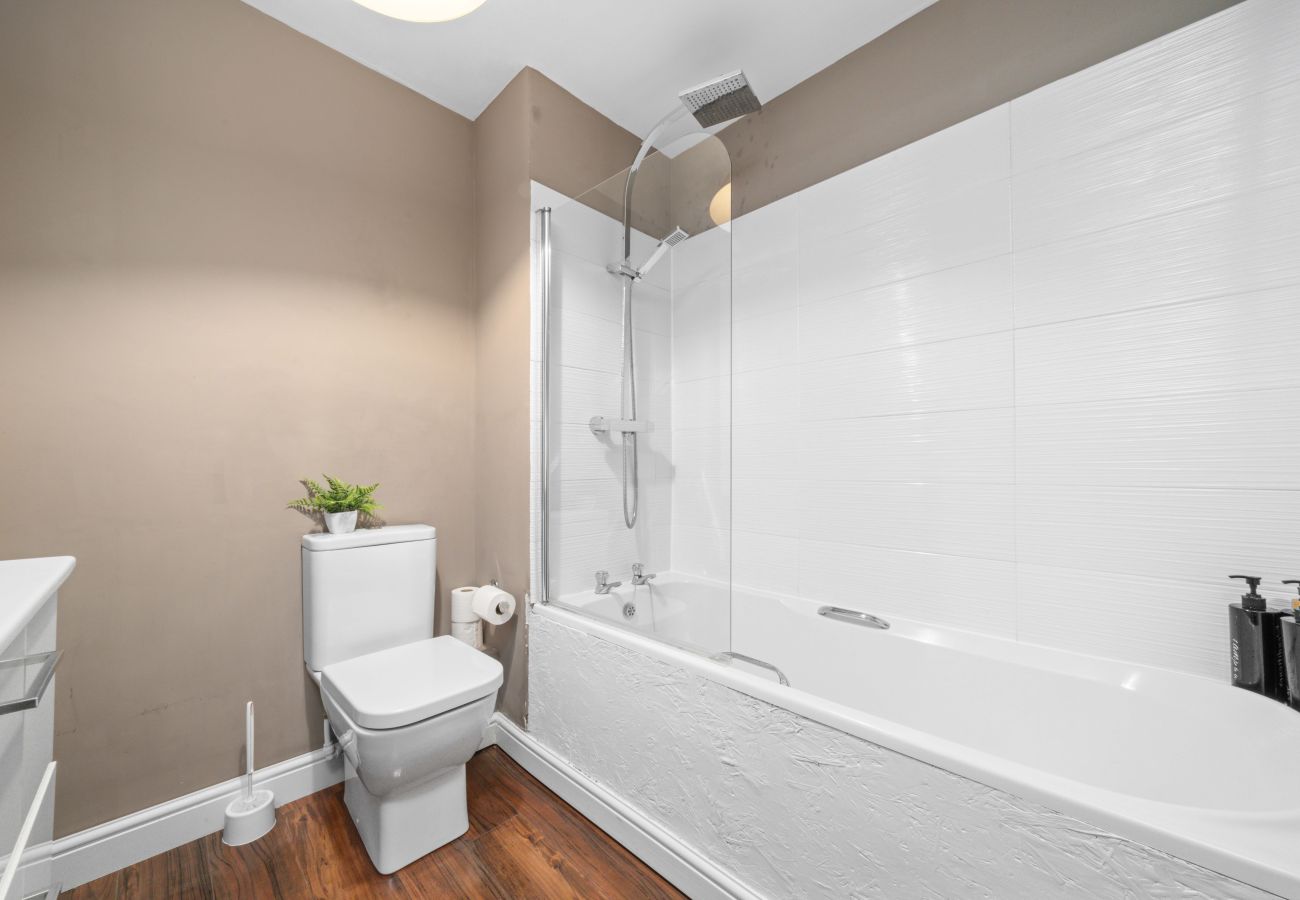 Apartment in Edinburgh - Saughton Suite with views of Water of Leith	
