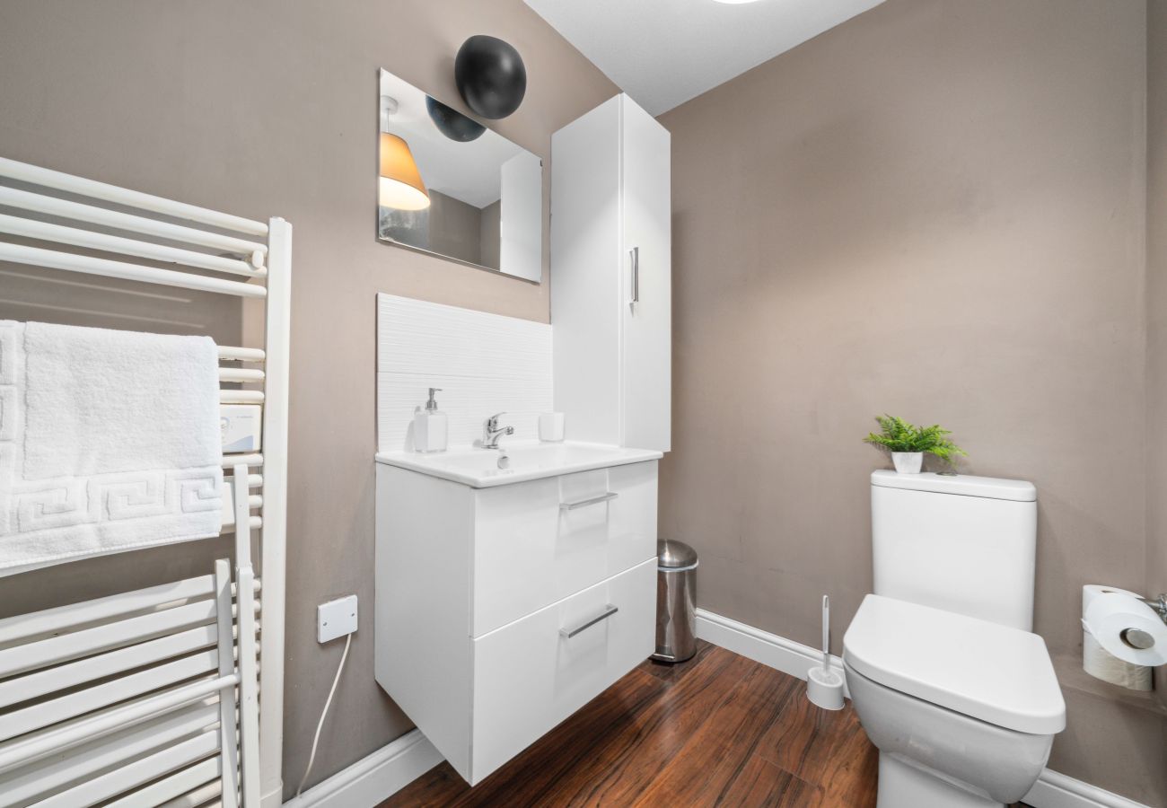 Apartment in Edinburgh - Saughton Suite with views of Water of Leith	