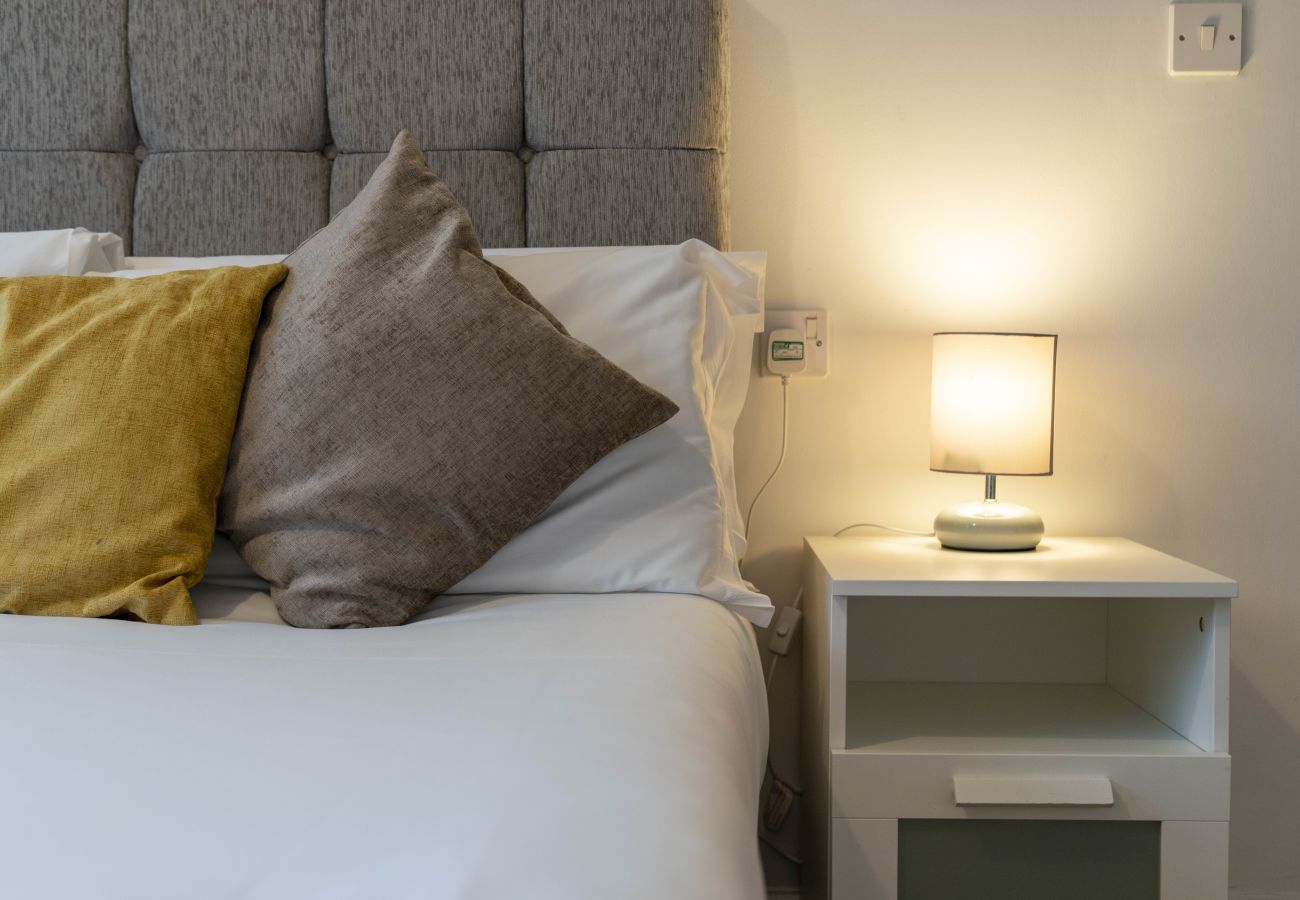 Apartment in Edinburgh - Saughton Suite with views of Water of Leith	