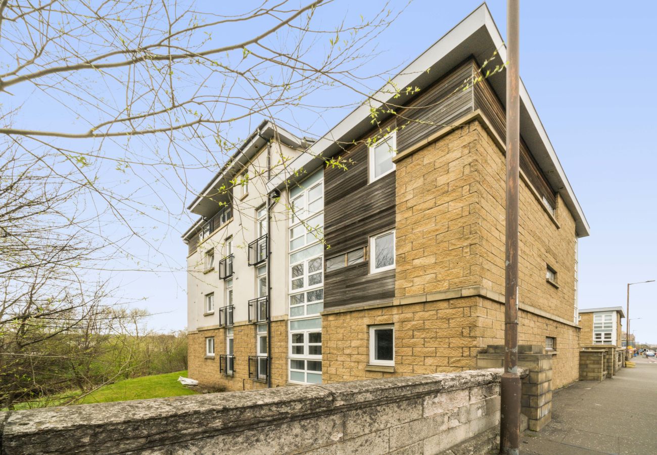 Apartment in Edinburgh - Saughton Suite with views of Water of Leith	