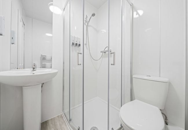 House in Inverness - mySTAYINN Cedar Villa 9 Bedroom House - Inverness House in Inverness - mySTAYINN Cedar Villa 9 Bedroom House - Inverness