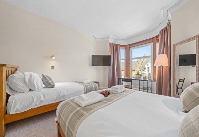 House in Inverness - mySTAYINN Cedar Villa 9 Bedroom House - Inverness House in Inverness - mySTAYINN Cedar Villa 9 Bedroom House - Inverness