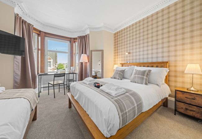 House in Inverness - mySTAYINN Cedar Villa 9 Bedroom House - Inverness House in Inverness - mySTAYINN Cedar Villa 9 Bedroom House - Inverness