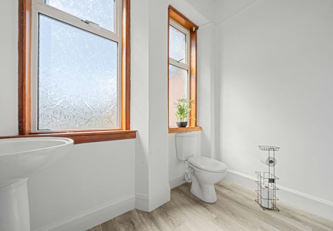 House in Inverness - mySTAYINN Cedar Villa 9 Bedroom House - Inverness House in Inverness - mySTAYINN Cedar Villa 9 Bedroom House - Inverness