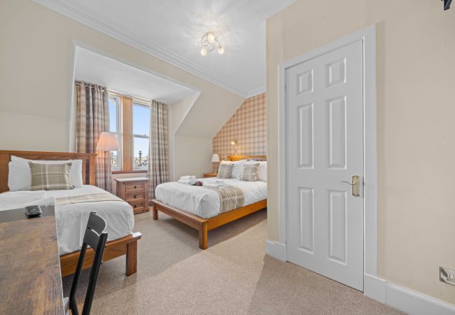 House in Inverness - mySTAYINN Cedar Villa 9 Bedroom House - Inverness House in Inverness - mySTAYINN Cedar Villa 9 Bedroom House - Inverness