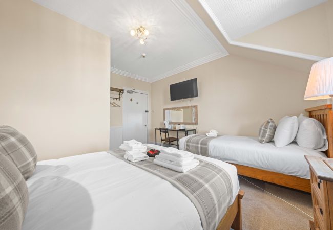 House in Inverness - mySTAYINN Cedar Villa 9 Bedroom House - Inverness House in Inverness - mySTAYINN Cedar Villa 9 Bedroom House - Inverness