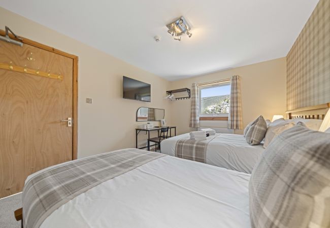 House in Inverness - mySTAYINN Cedar Villa 9 Bedroom House - Inverness House in Inverness - mySTAYINN Cedar Villa 9 Bedroom House - Inverness