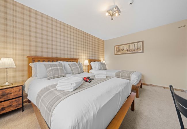 House in Inverness - mySTAYINN Cedar Villa 9 Bedroom House - Inverness House in Inverness - mySTAYINN Cedar Villa 9 Bedroom House - Inverness