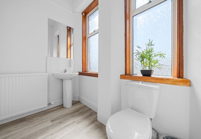 House in Inverness - mySTAYINN Cedar Villa 9 Bedroom House - Inverness House in Inverness - mySTAYINN Cedar Villa 9 Bedroom House - Inverness