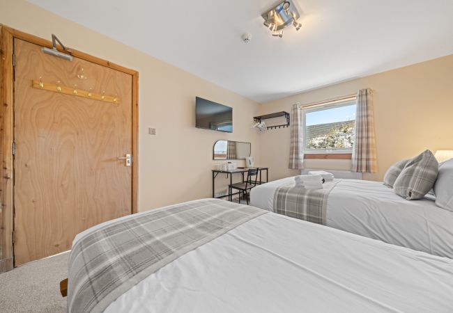 House in Inverness - mySTAYINN Cedar Villa 9 Bedroom House - Inverness House in Inverness - mySTAYINN Cedar Villa 9 Bedroom House - Inverness