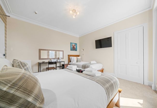Rent by room in Inverness - mySTAYINN Cedar Villa Guest House - Room 1 Rent by room in Inverness - mySTAYINN Cedar Villa Guest House - Room 1