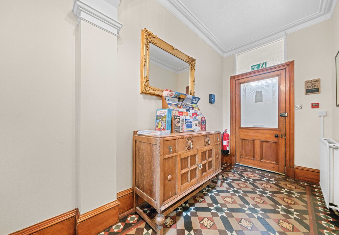 Rent by room in Inverness - mySTAYINN Cedar Villa Guest House - Room 3
