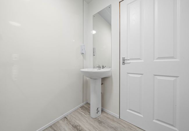 Rent by room in Inverness - mySTAYINN Cedar Villa Guest House - Room 9 Rent by room in Inverness - mySTAYINN Cedar Villa Guest House - Room 9