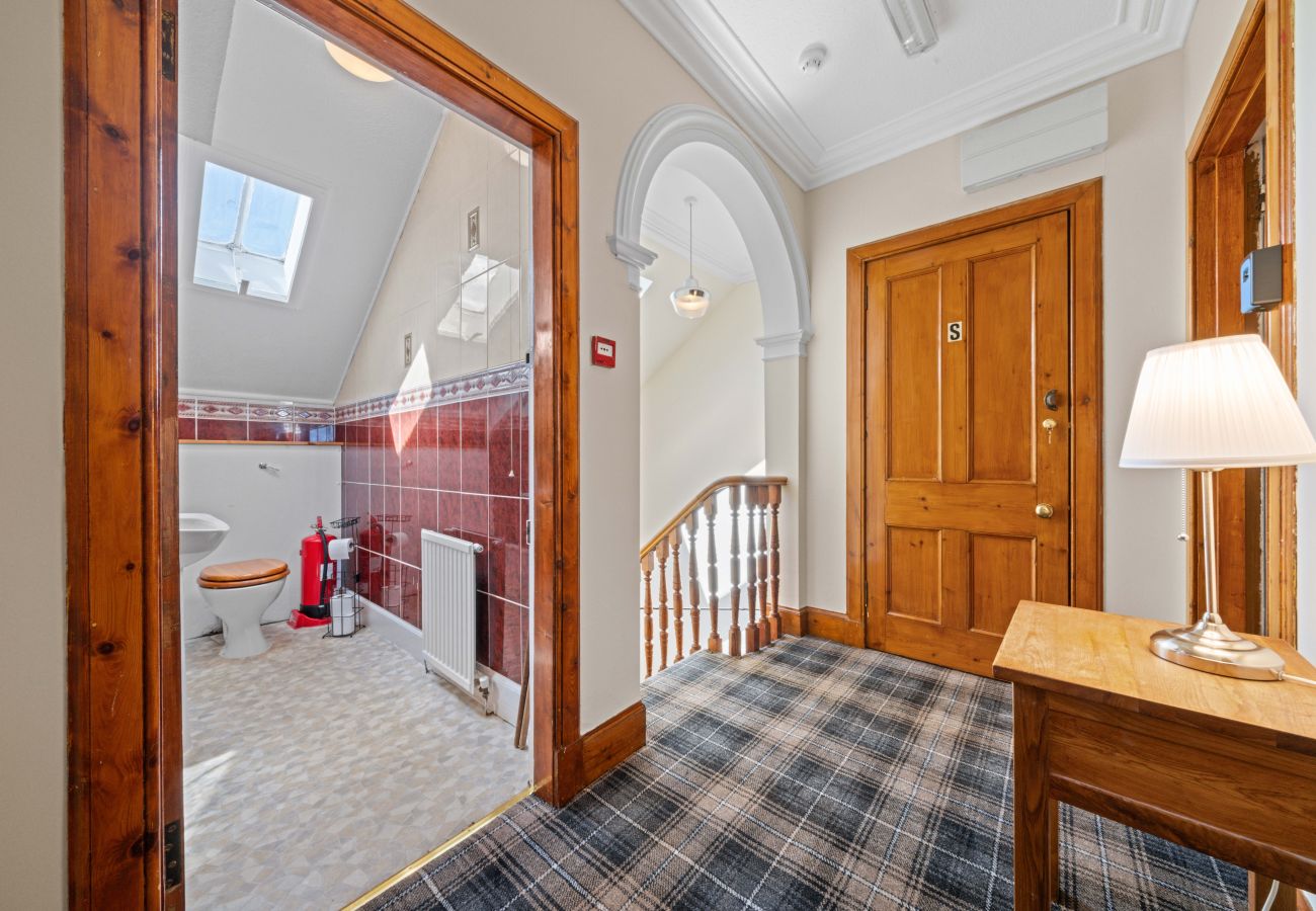 Rent by room in Inverness - mySTAYINN Cedar Villa Guest House - Room 7
