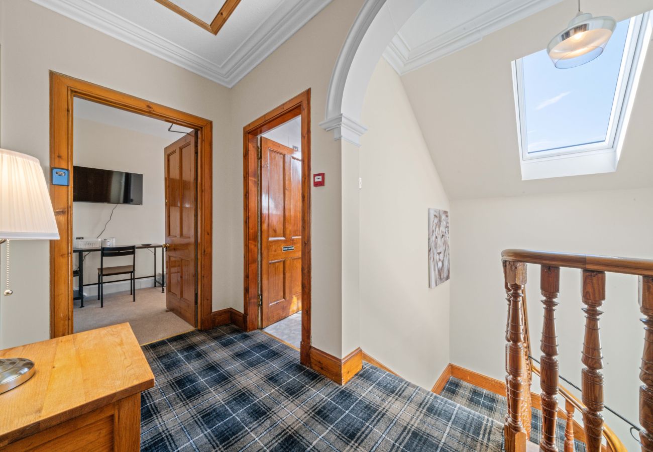 Rent by room in Inverness - mySTAYINN Cedar Villa Guest House - Room 7